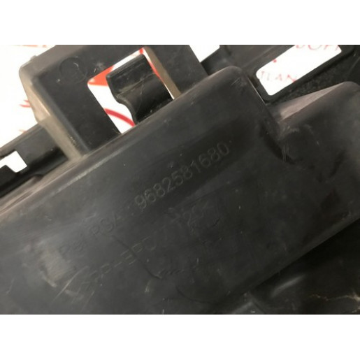 Кронштейн решетки радиатора Citroen Berlingo 2008- 9682581680